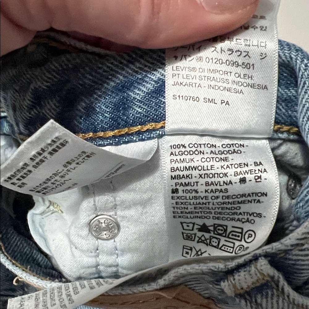 Levi’s Distressed Ribcage Straight Ankle Jeans - Picture 7 of 7